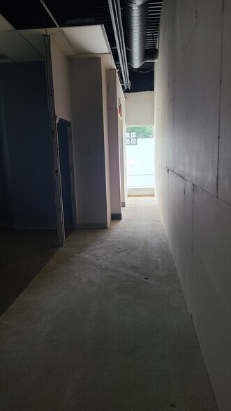 More Photos Of 1192 Marine Dr, North Vancouver District Storefront For Lease