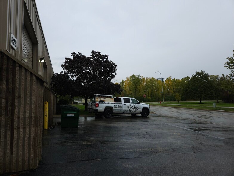 More Photos Of 825 W 75th St, Willowbrook Light Manufacturing For Lease