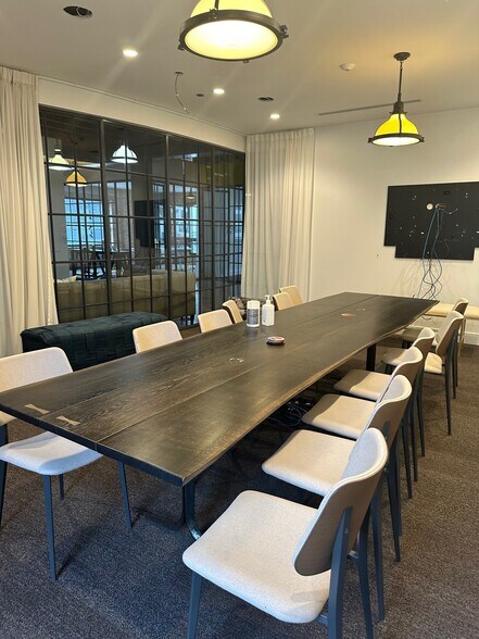 More Photos Of 646-648 N Clark St, Chicago Office For Lease