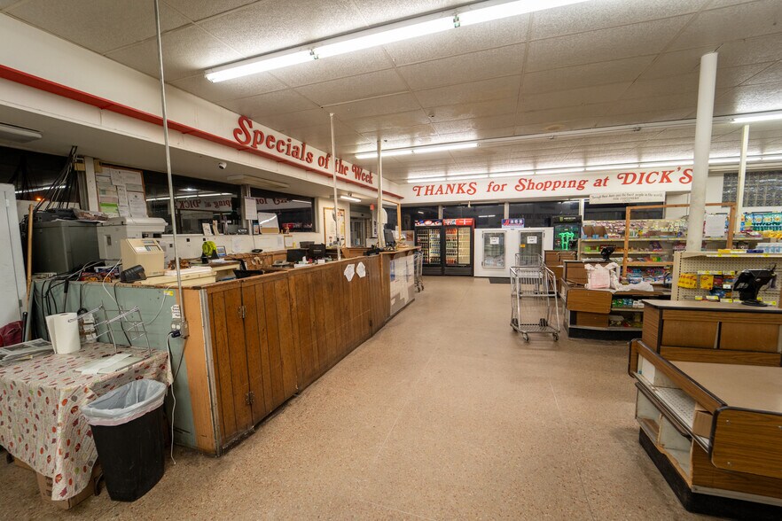 More Photos Of 1302 E Crestwood Dr, Victoria Storefront For Sale