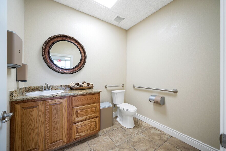 More Photos Of 200 N Yule Ave, Charlotte Office For Sale