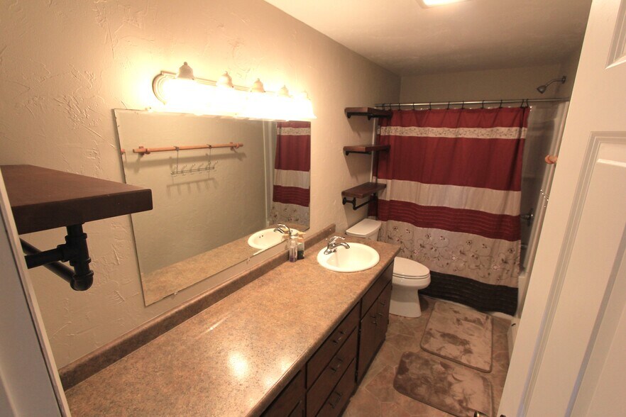 More Photos Of W3239 Dundas Rd, Kaukauna Bar For Sale