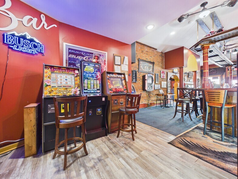 More Photos Of 707 Main St, Keokuk General Retail For Sale