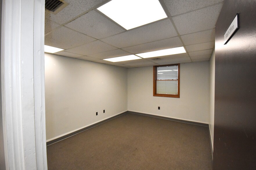 More Photos Of 544 Niedringhaus Ave, Granite City Office For Lease