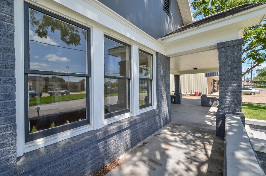 More Photos Of 404 W Main St, Bellville Office Residential For Sale