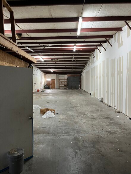 More Photos Of 10055 Belknap Rd, Sugar Land Warehouse For Lease