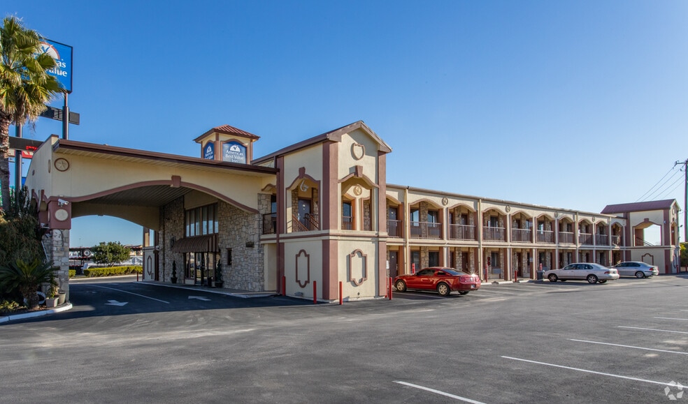 Primary Photo Of 15101 S Interstate 35, Buda Hotel For Sale