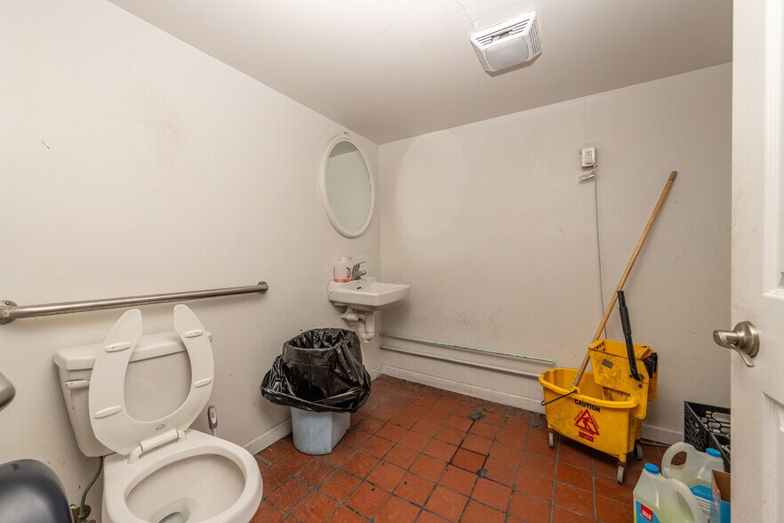 More Photos Of 112 Chestnut St, Philadelphia Storefront Retail Residential For Sale