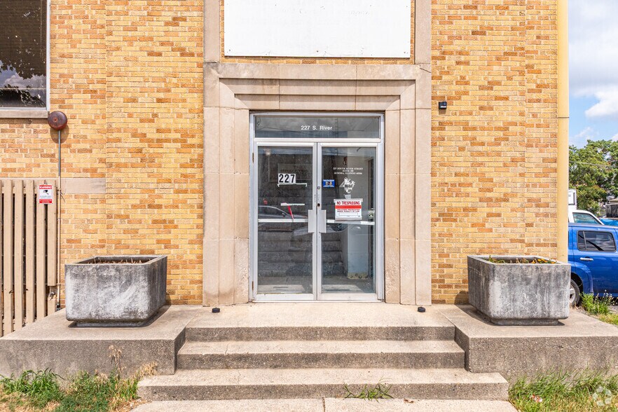 More Photos Of 227 S River St, Aurora Warehouse For Lease