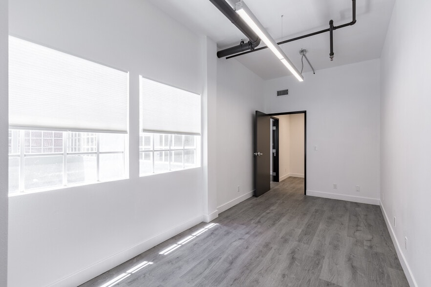 More Photos Of 11712 Moorpark St, Studio City Loft Creative Space For Lease