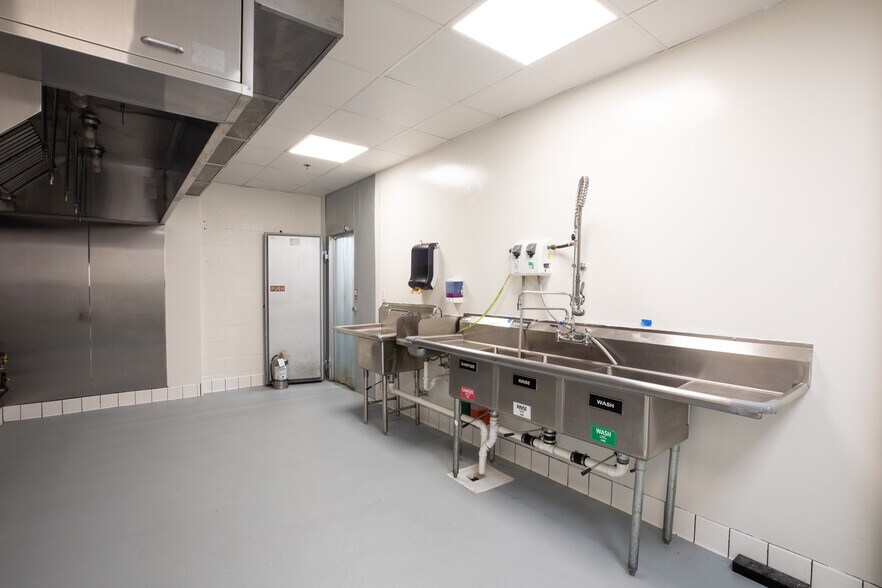 More Photos Of 1600 Campbell St, Kansas City General Retail For Lease