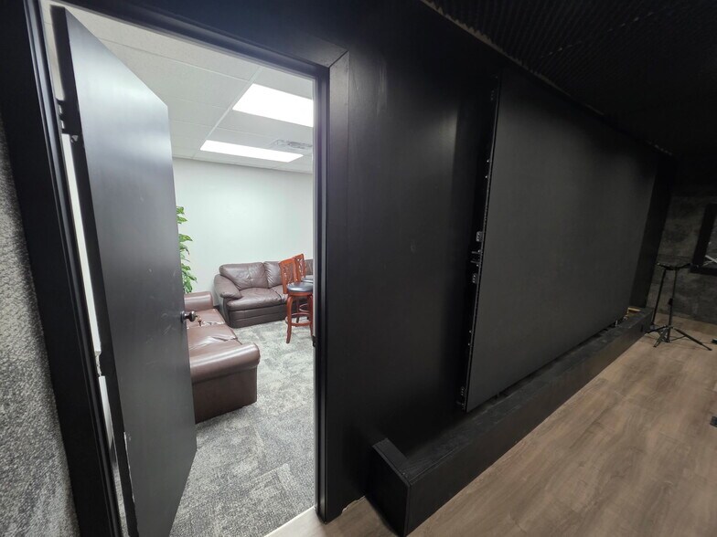 More Photos Of 8200 Westglen Dr, Houston Movie Radio TVStudio For Lease