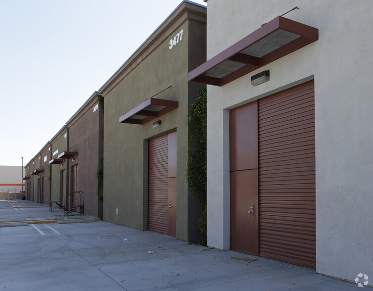 More Photos Of 3475-3489 W Devonshire Ave, Hemet Showroom For Lease