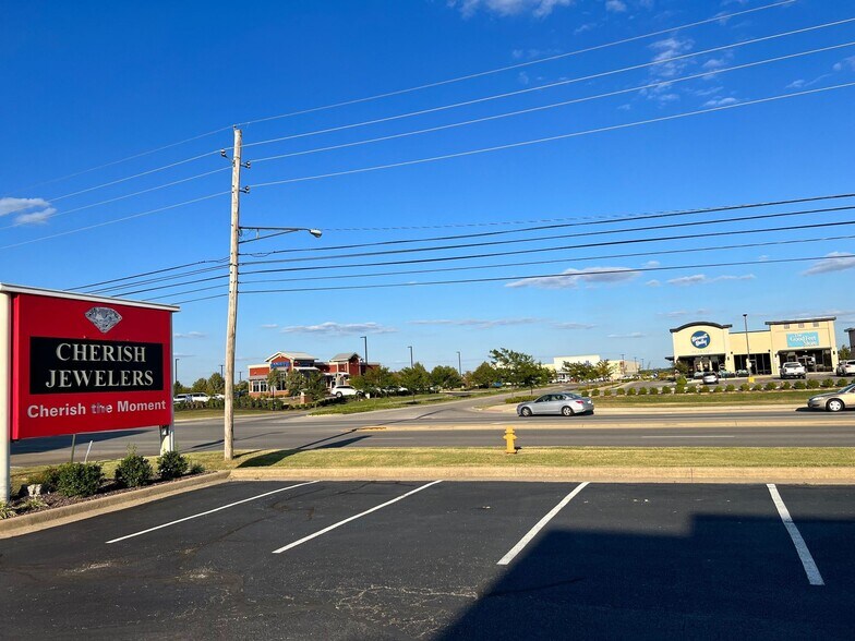 More Photos Of 944 N Burkhardt Rd, Evansville Freestanding For Lease