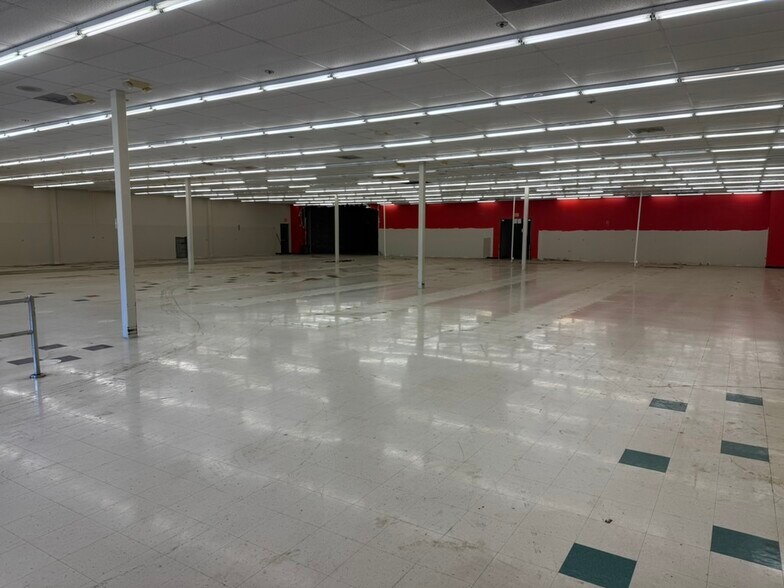 More Photos Of 10006-10056 W Florissant Ave, Saint Louis Storefront For Lease