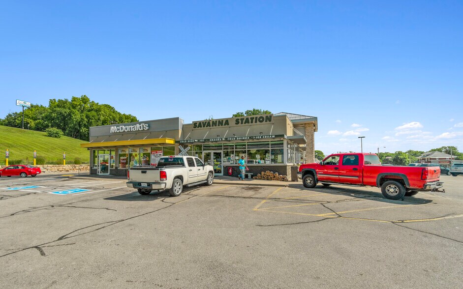 More Photos Of 1230 Chicago Ave, Savanna Service Station For Sale