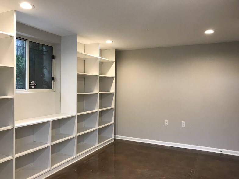 More Photos Of 2021 Auburn Ave, Cincinnati Office For Sale