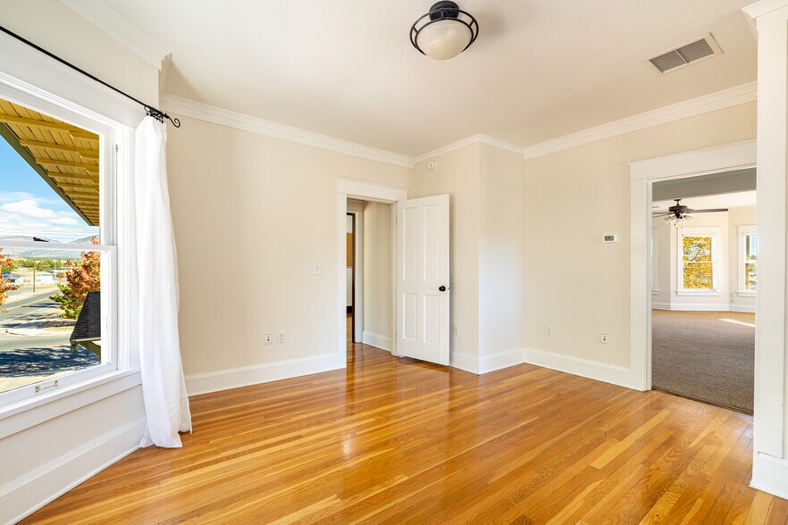 More Photos Of 717 W Riordan Rd, Flagstaff Storefront Retail Office For Sale