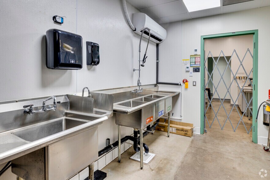 More Photos Of 720 W Highland Ave, Phoenix Food Processing For Lease