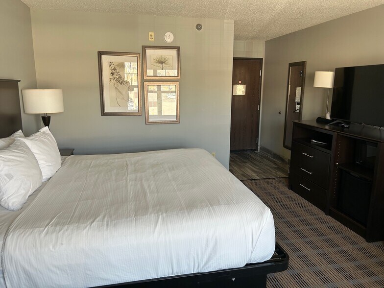 More Photos Of 222 W 2nd St, Ottumwa Hotel For Sale