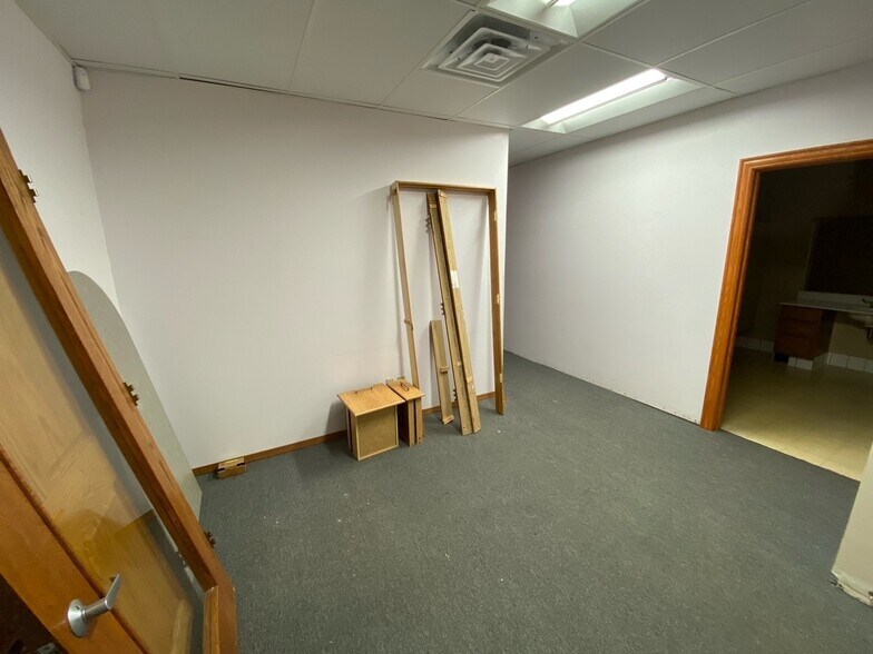 More Photos Of 1918-1928 S Washburn St, Oshkosh Office For Lease