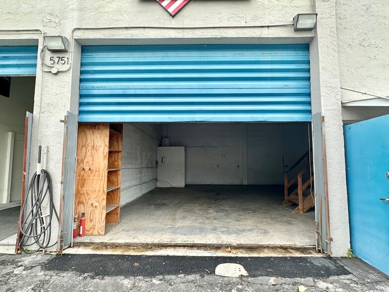 More Photos Of 5751 Dawson St, Hollywood Warehouse For Lease