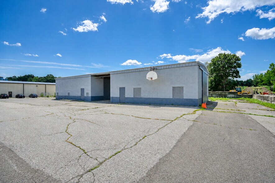 More Photos Of 481 Sullivan Ave, South Windsor Manufacturing For Lease