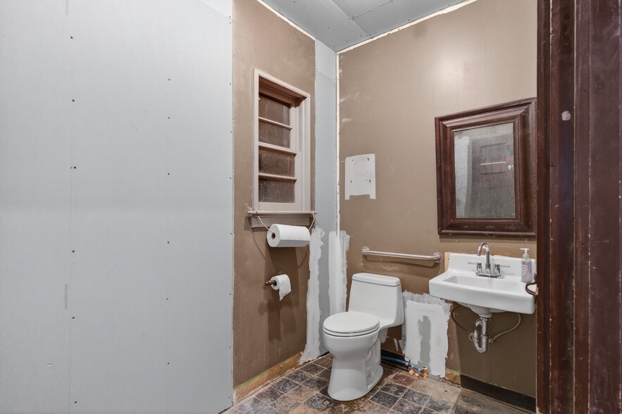 More Photos Of 316 Wall St, Kingston Storefront Retail Residential For Lease