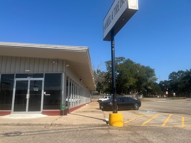 More Photos Of 202 N Frazier St, Conroe General Retail For Sale