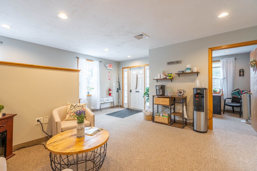 More Photos Of 415 Main St, Spencer Office For Sale