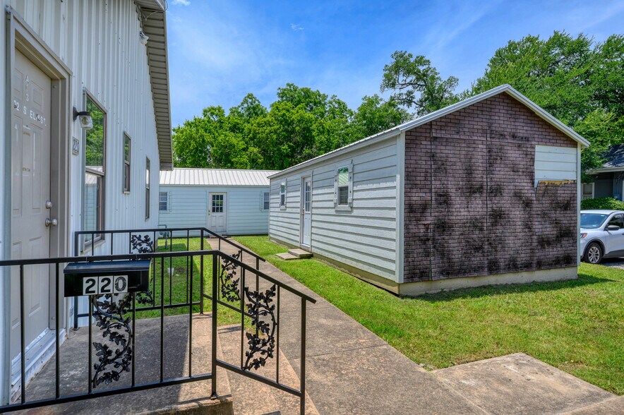 More Photos Of 220 S Elm St, Sherman Office For Sale