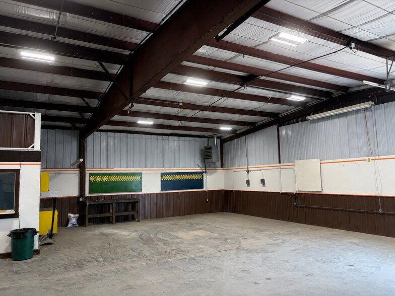 More Photos Of 440 Charmony Frontage Rd, Sterling Warehouse For Lease