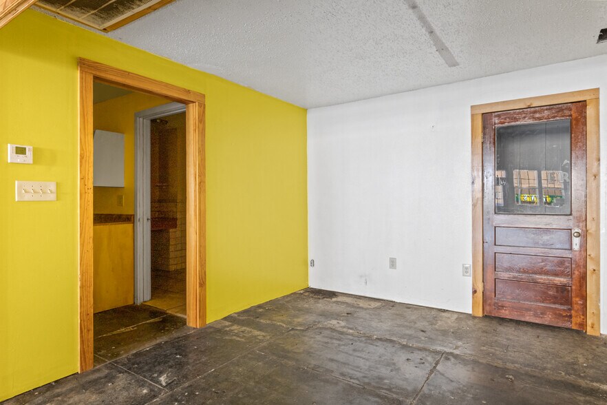 More Photos Of 209 N Jefferson Ave, Mount Pleasant Storefront For Sale