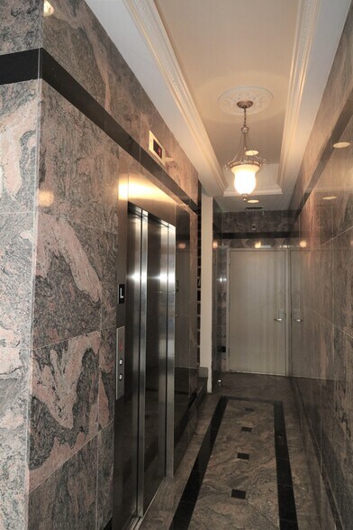 More Photos Of 27 Smith St, Brooklyn Office For Lease