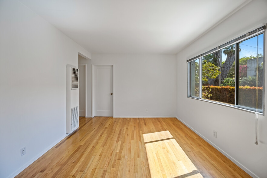 More Photos Of 502 Westminster ave, Venice Apartments For Sale