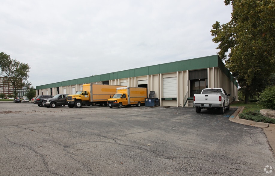 More Photos Of 1952-1986 Linn St, North Kansas City Warehouse For Lease