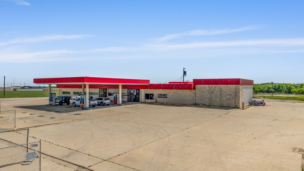 Primary Photo Of 15881 Ih 35, Salado Service Station For Lease