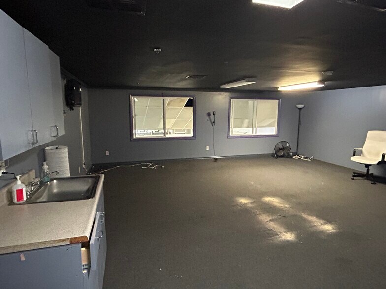 More Photos Of 5645 Hollywood Blvd, Hollywood Storefront For Lease