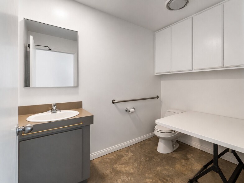 More Photos Of 23501 Park Sorrento, Calabasas Loft Creative Space For Sale
