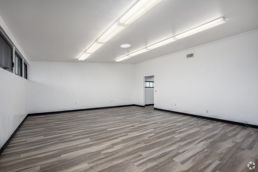 More Photos Of 7500 14th Ave, Sacramento Warehouse For Lease