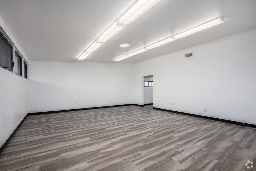 More Photos Of 7500 14th Ave, Sacramento Warehouse For Lease