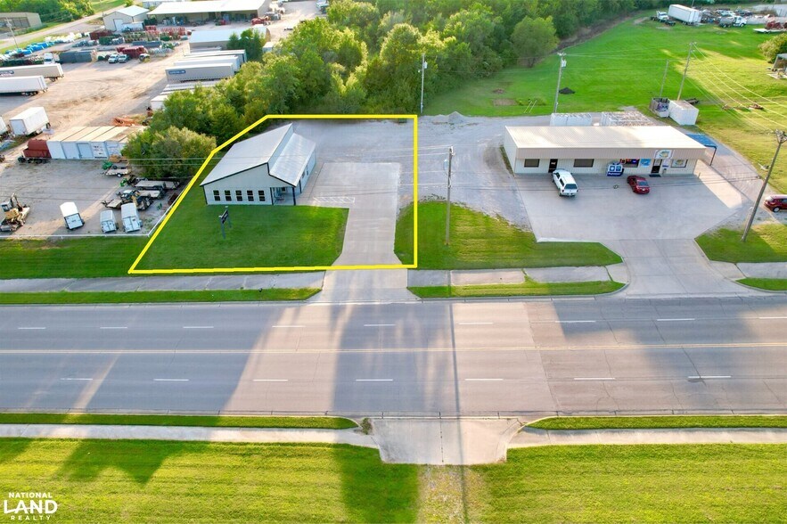 Primary Photo Of 1915 S Santa Fe Ave, Chanute Office For Sale