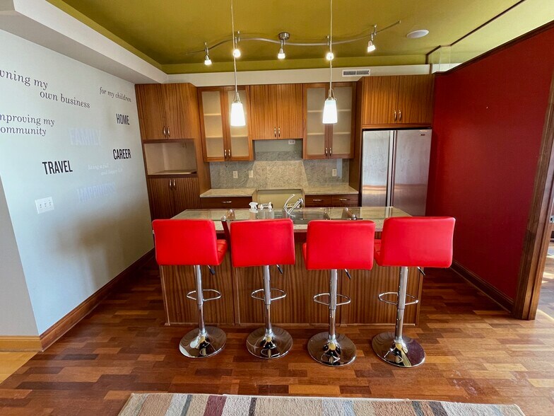 More Photos Of 4030-4032 Shoreline Dr, Spring Park Storefront Retail Office For Lease