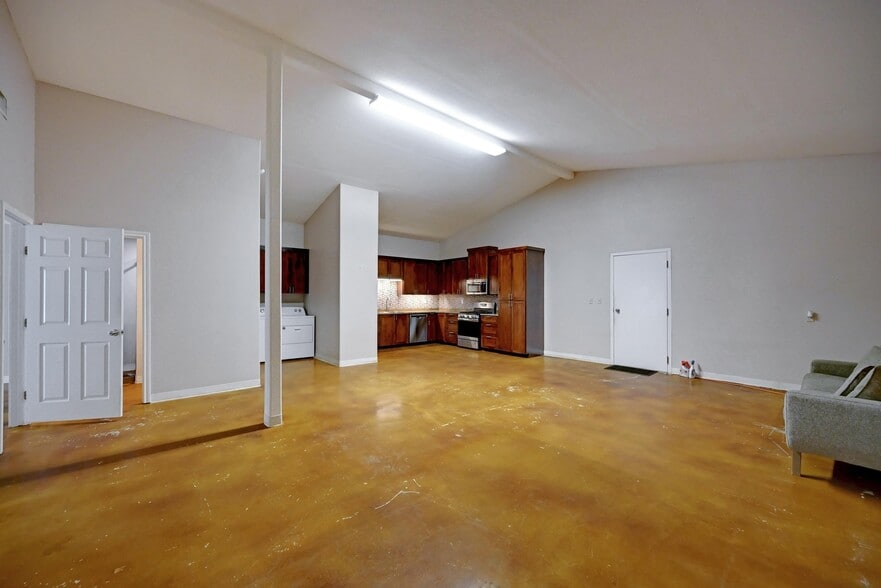 More Photos Of 1940 Magnolia Ave, Luling Self Storage For Sale