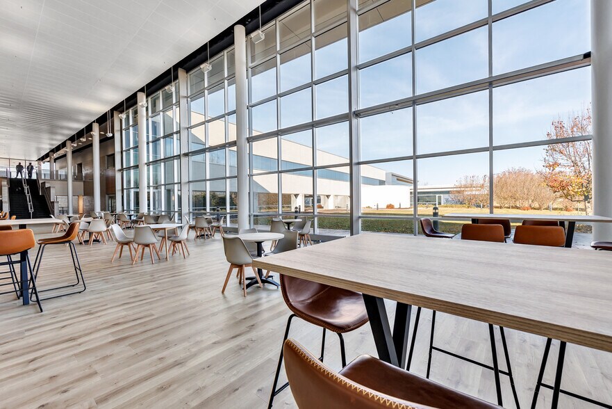 More Photos Of 3500 Packerland Dr, De Pere Office For Lease