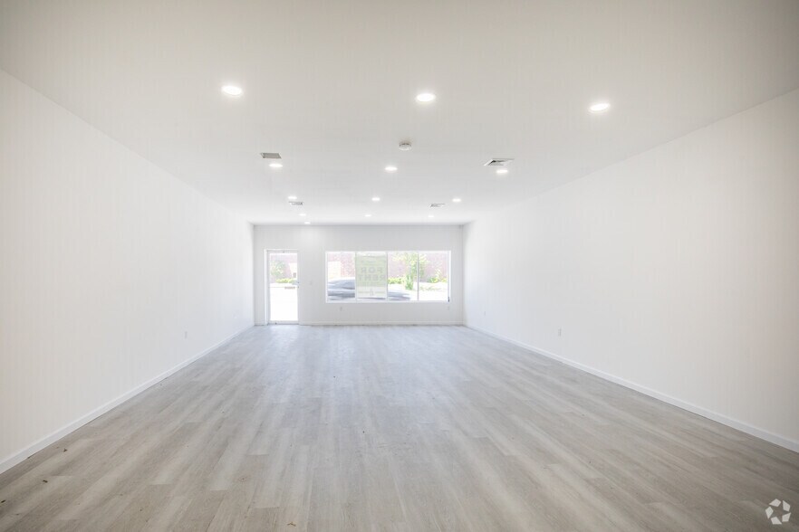 More Photos Of 718-724 N Wellwood Ave, Lindenhurst Storefront Retail Office For Sale