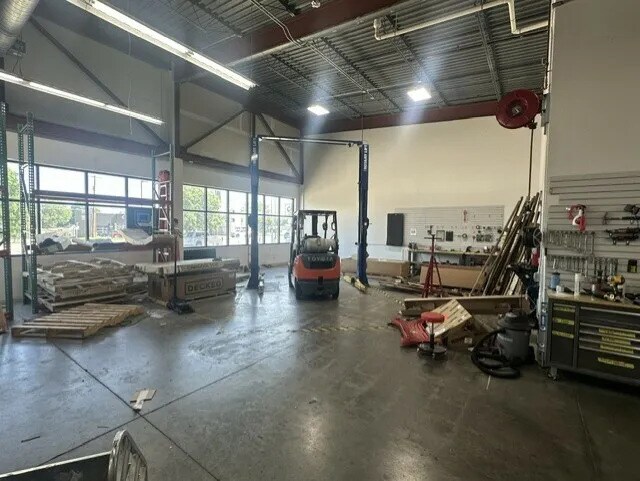 More Photos Of 2409 E 10th St, Sioux Falls General Retail For Lease