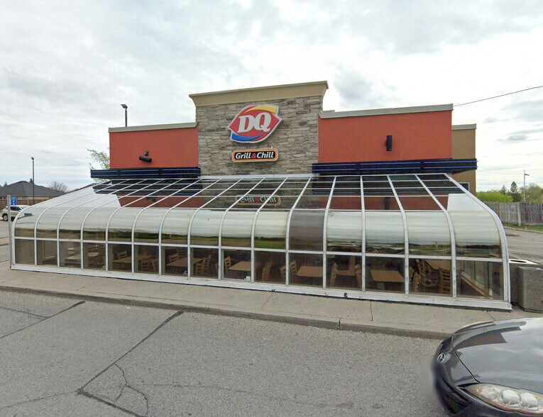 More Photos Of 16591 Yonge St, Newmarket Bank For Lease