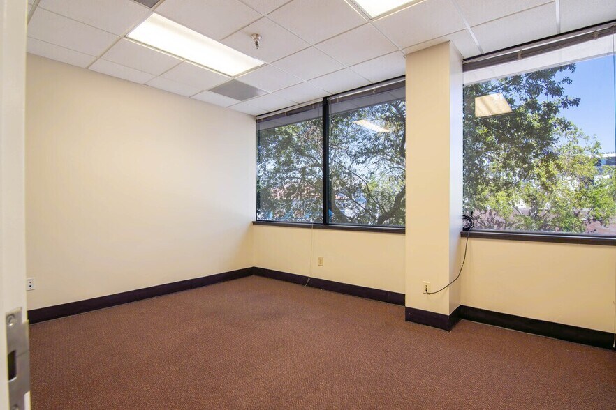 More Photos Of 696 N 1st Ave, Saint Petersburg Office For Lease
