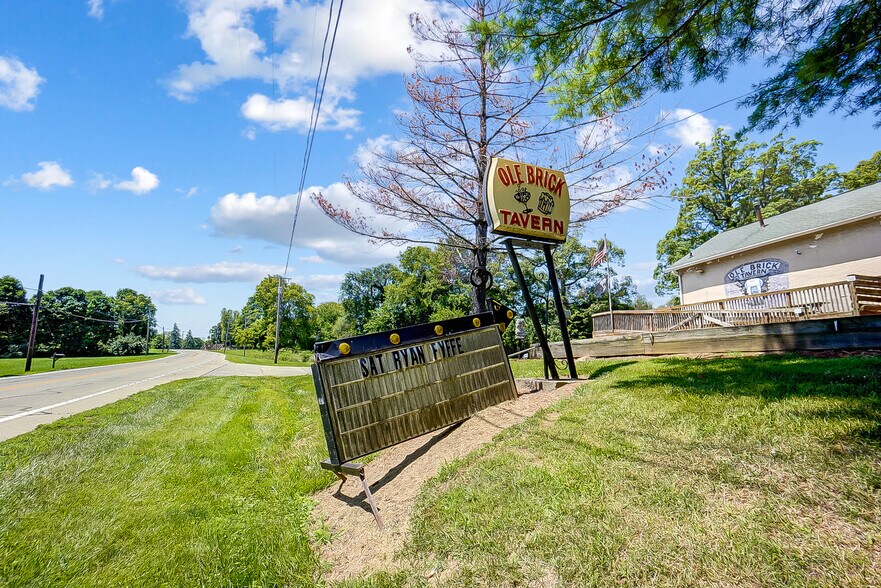 More Photos Of 3475 Mechanicsburg Rd, Springfield Bar For Sale